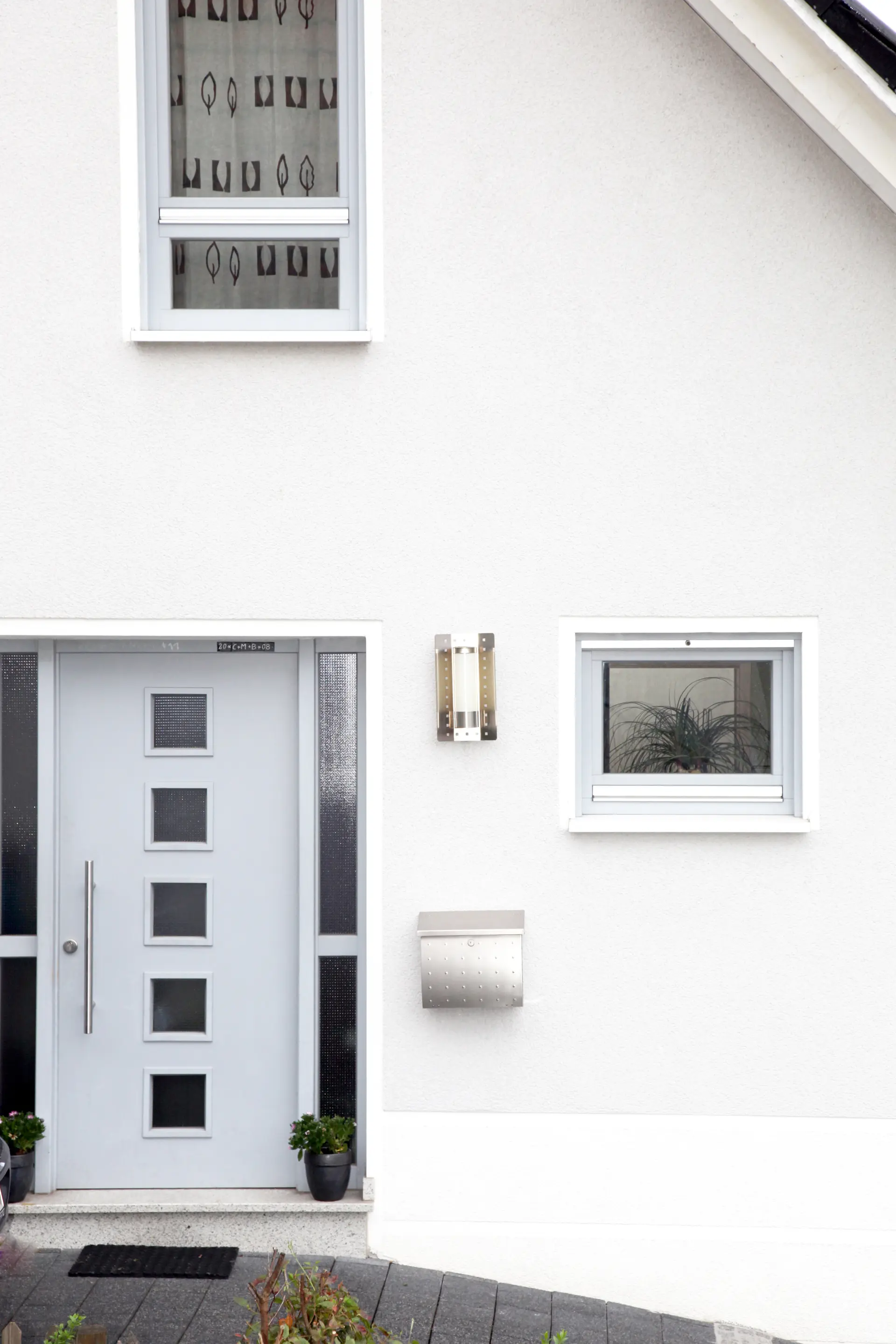 Fachada pintada de color blanco en vivienda unifamiliar Fachada pintada de color blanco en vivienda unifamiliar