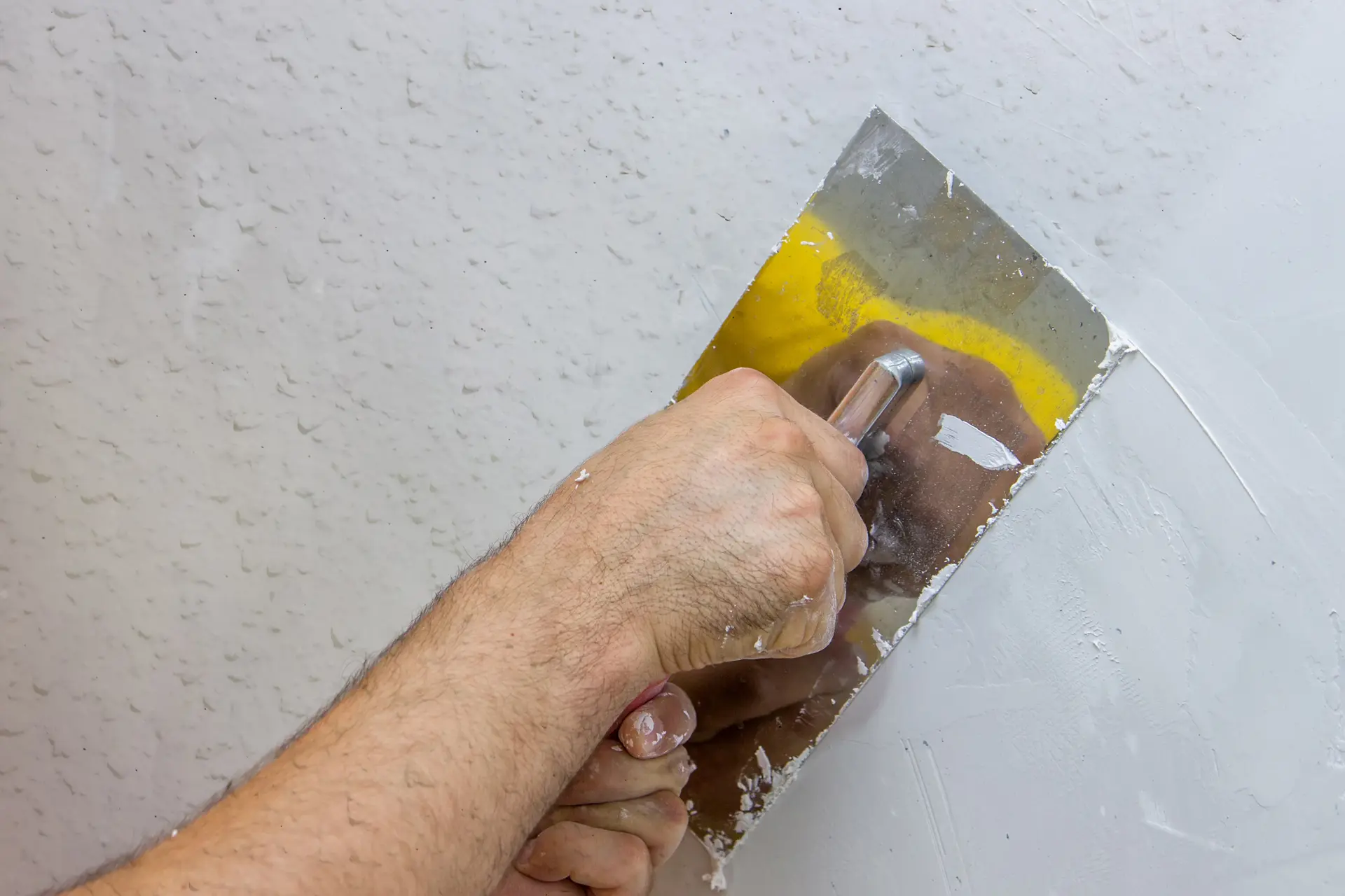 Operario quitando gotelé de la pared Operario quitando gotelé de la pared